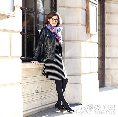 黑白横条纹束腰连衣裙+黑色小皮衣