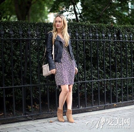 印花V领连衣裙+黑色皮外套