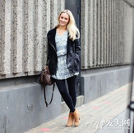 V领印花束腰连衣裙+黑色皮革外套