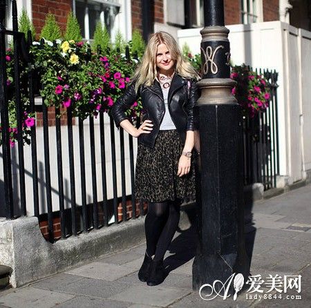 动物纹印花及膝裙+黑色皮革小外套