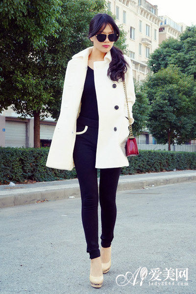 白色双排扣外套