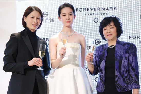 Forevermark永恒印记大中华区总裁刘行淑女士、著名演员刘亦菲小姐及北京菜市口百货股份有限公司总经理王春利女士（从左至右）共贺菜百首饰Forevermark永恒印记幸运草系列美钻饰品正式上市