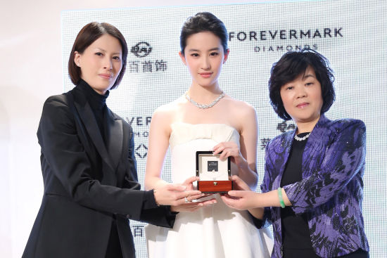 Forevermark永恒印记大中华区总裁刘行淑女士（左）及北京菜市口百货股份有限公司总经理王春利女士（右）向著名演员刘亦菲小姐赠送菜百首饰Forevermark永恒印记幸运草系列美钻吊坠