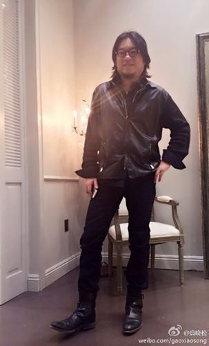 网友调侃说“把脸一遮，还真是帅小伙儿一枚呐”