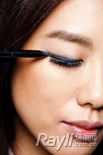 金属蓝色眼线描绘眼线