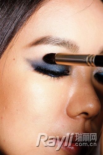 用珠光蓝色眼影晕染