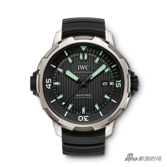 防水性能高达200巴的海洋时计2000自动腕表