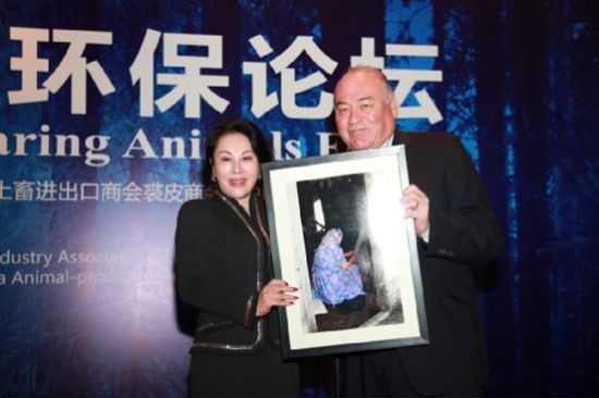 加拿大西北地区代表向国际毛皮协会馈赠礼物