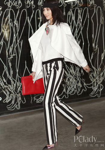 　　黑白条纹搭配