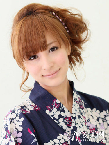 蓬松盘发大大提升时尚质感