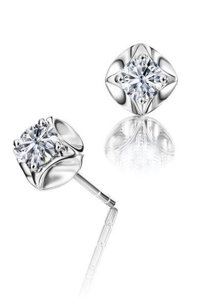 周大福骄人系列星耀耳钉