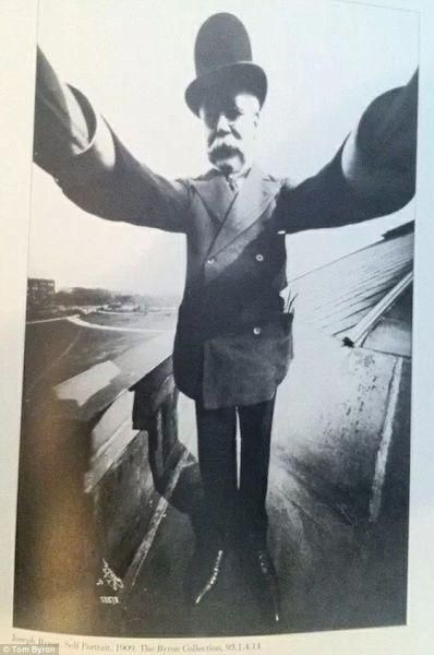 卖萌自拍历史悠久 105年前英伦绅士自拍照