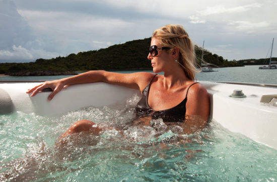 甲板上的冲浪浴缸