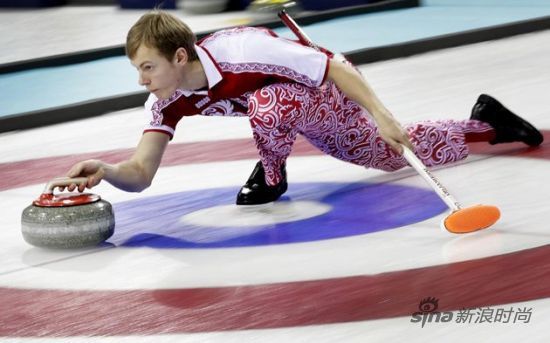 对战挪威队时，俄罗斯冰壶队的服装