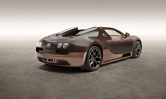 雕塑频频出现在这款传奇限量版布加迪车上