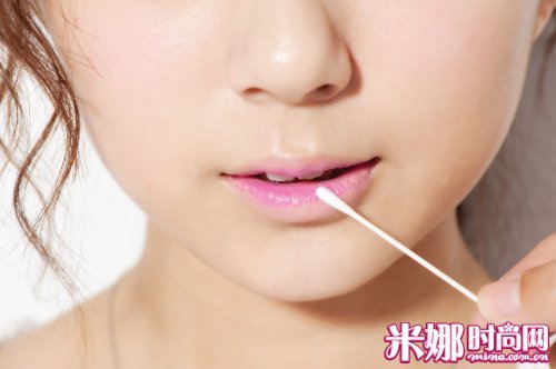 涂抹粉色唇膏