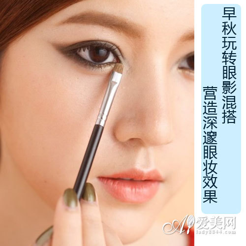 眼头刷上珠光米黄色眼影