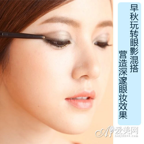 墨绿色眼影增添立体感