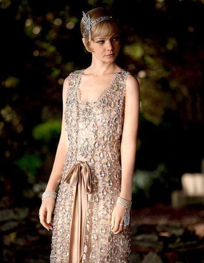 短发、亮片裙、钻石镶嵌发饰均是20年代摩登元素