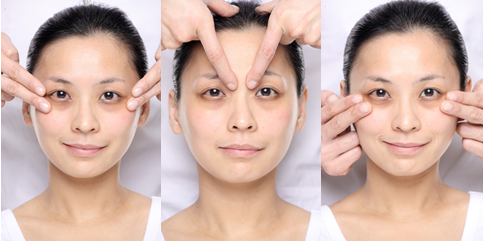 要从黑眼圈的最下缘开始向上轻轻拍打修饰,才不会导致粉卡在睫毛根部