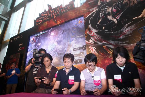 郑伊健试玩繁体中文版《闇魂献祭》