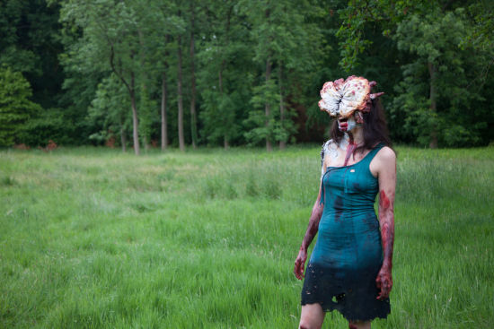 超模变重口丧尸拍游戏写真