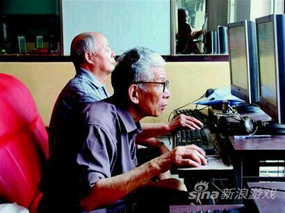 有不少老人电脑玩得比年轻人还溜