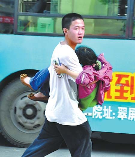 黄子恒开考前抱起身体不适的女生去就医