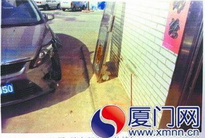 阿升的车头和门都撞坏了，墙上留下两道黑色的刮痕