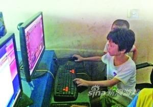 8岁姐姐带4岁弟弟上网