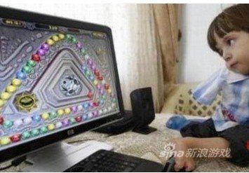 先天性无臂用脚玩游戏的阿里·索尔