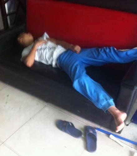 举报前网吧多名疑似未成年人上网正酣还有一穿校服少年酣睡在门口沙发上(来源：国际旅游岛商报)