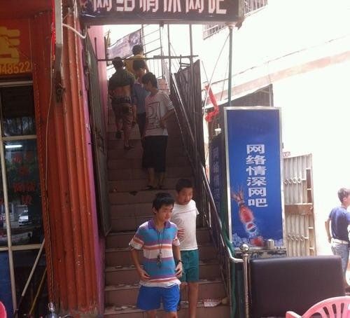 举报后成群疑似未成年人涌出网吧(来源：国际旅游岛商报)