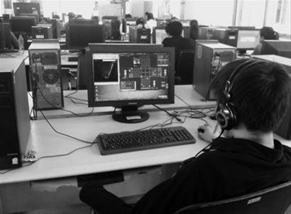 昨日下午5时许，辽宁省图书馆1楼声像资料借阅室的免费电脑前，有人在玩网页游戏或棋牌类游戏。