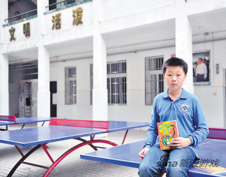 一脸稚气的郑展翅出版了自己第一本童话书