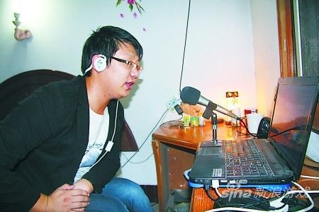 席望正在给影片配音