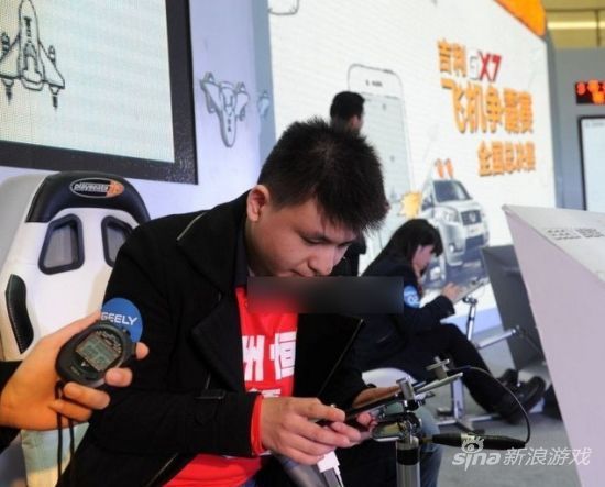 选手正专心比赛