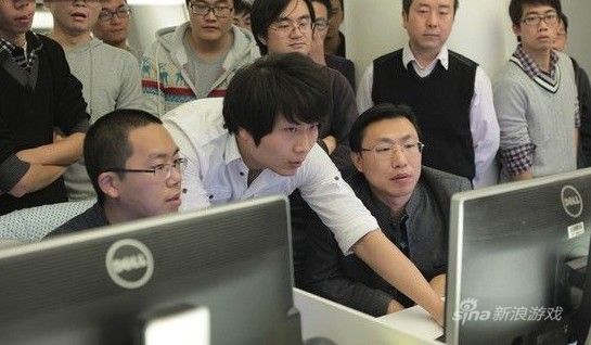 纪雪峰（前排右一）与《江湖》团队