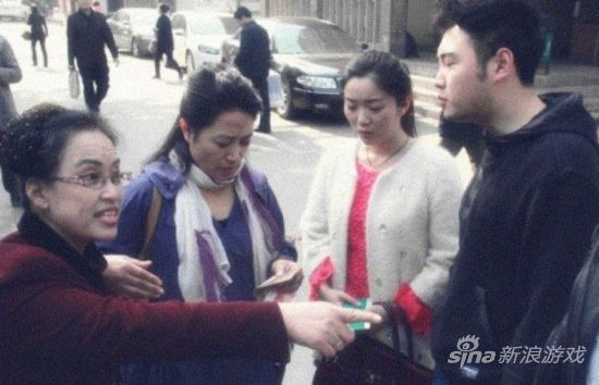 丈母娘逼亲女儿堕胎，女婿下跪拿百万求情