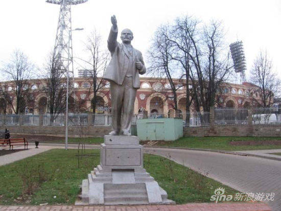 Dynamo 场地附近雕刻的列宁雕像