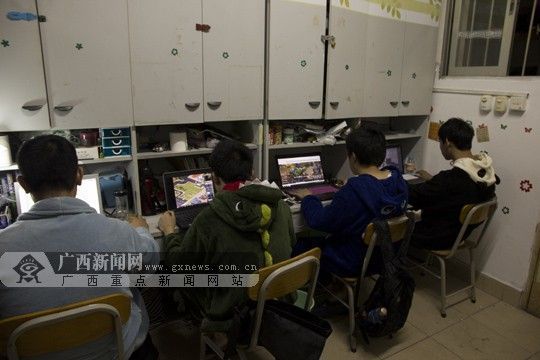 已近深夜，宿舍里的男生依然在电脑前“奋战”。曾鑫滔摄