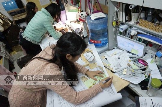 熬夜做作业的同学。曾鑫滔摄