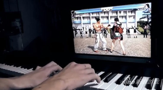 玩家用钢琴玩《铁拳》