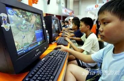 少年为了学习好打游戏住网吧