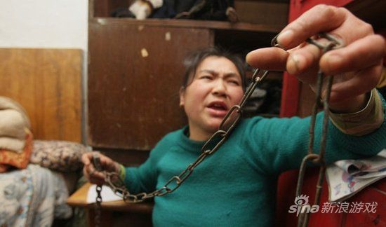 重庆，儿子爱出去打游戏，母亲胡本芳常用这根铁链将他锁在柜脚。