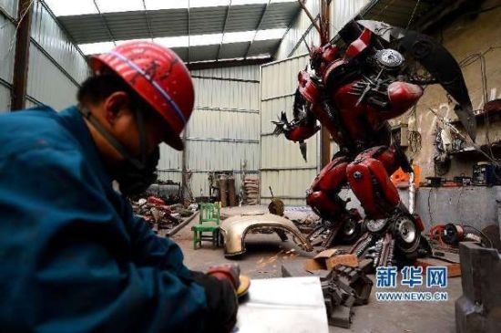 在章丘市圣井镇，工人在车间里打造“变形金刚”机器人模型