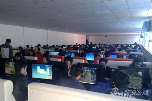 传统网吧上座率低风光不再