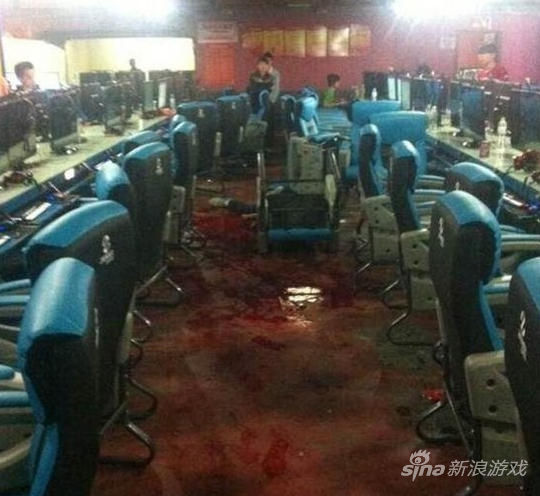 网吧血流成河玩家淡定玩游戏