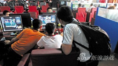 熊孩子网吧玩游戏