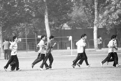 大学生们在参加体育活动